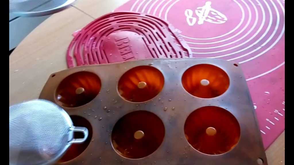 Как отмыть силиконовую форму для выпечки от нагара и пятен жира