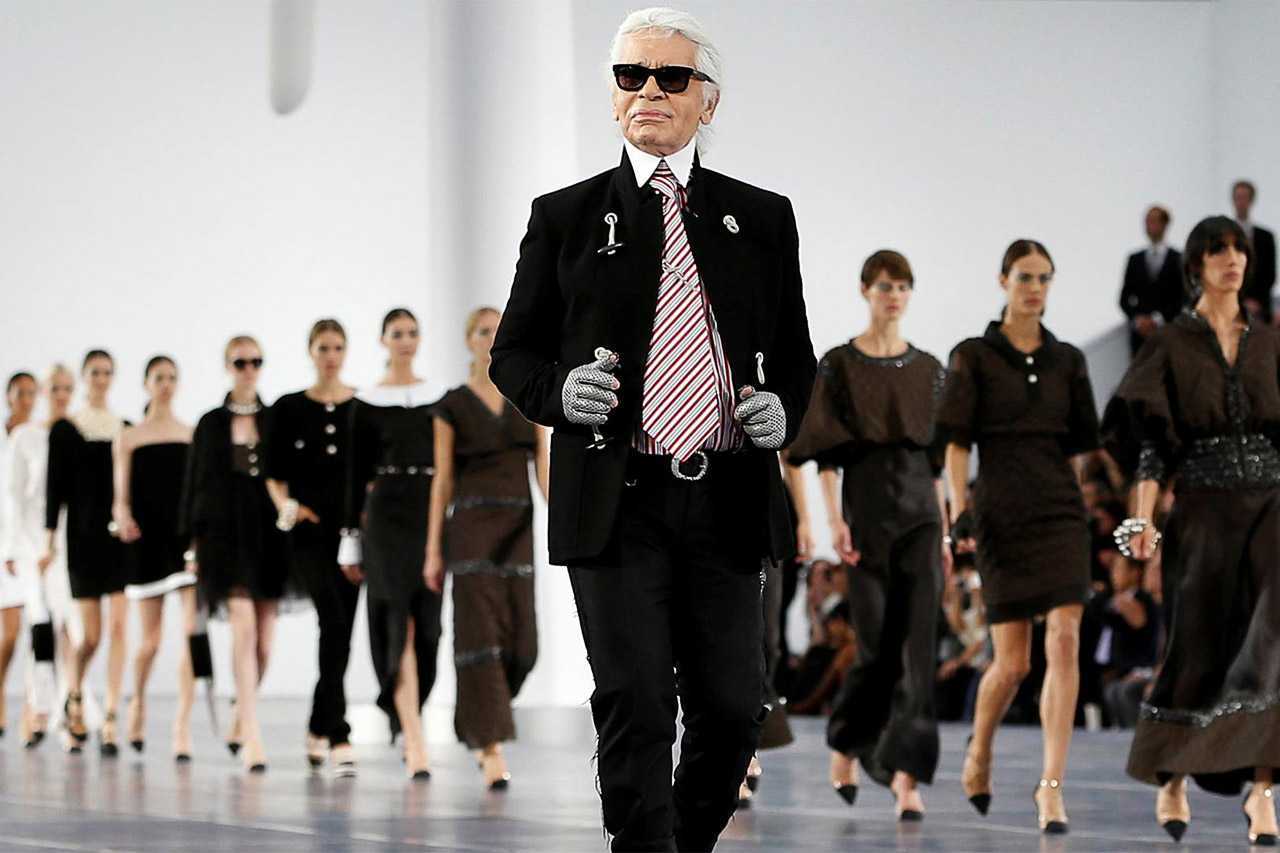Умер карл лагерфельд — легендарный дизайнер, заново придумавший chanel а еще фотограф, владелец самой модной кошки в мире и фанат диетической «кока-колы»