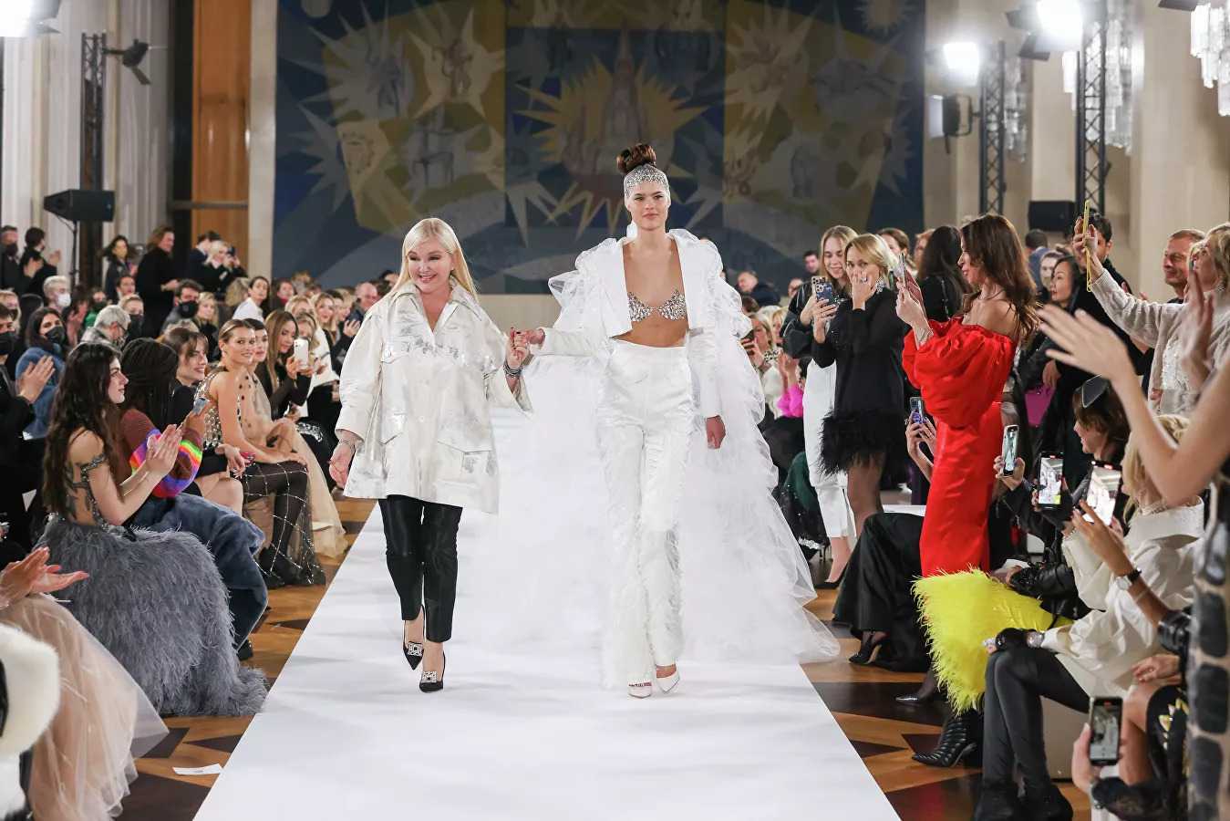 «легинсы деловой женщины» в коллекции saint laurent весна-2022 - bracatus