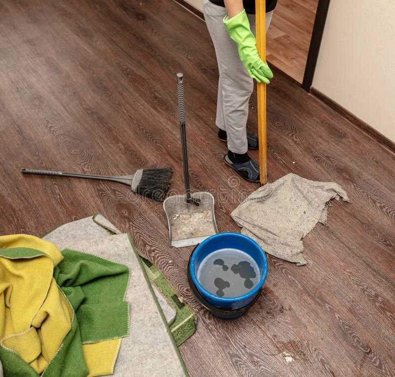 Начальник моет полы на работе во сне. что предвещает сон, если снится, что кто-то в доме моет пол